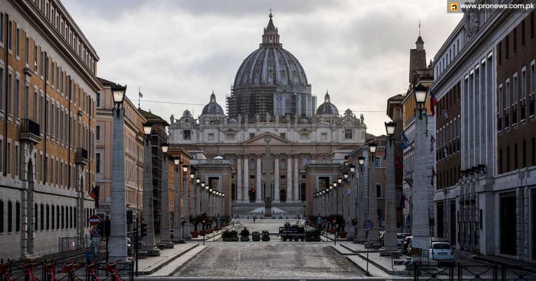 American tourist crashes two sculptures into parts in the Vatican.-min