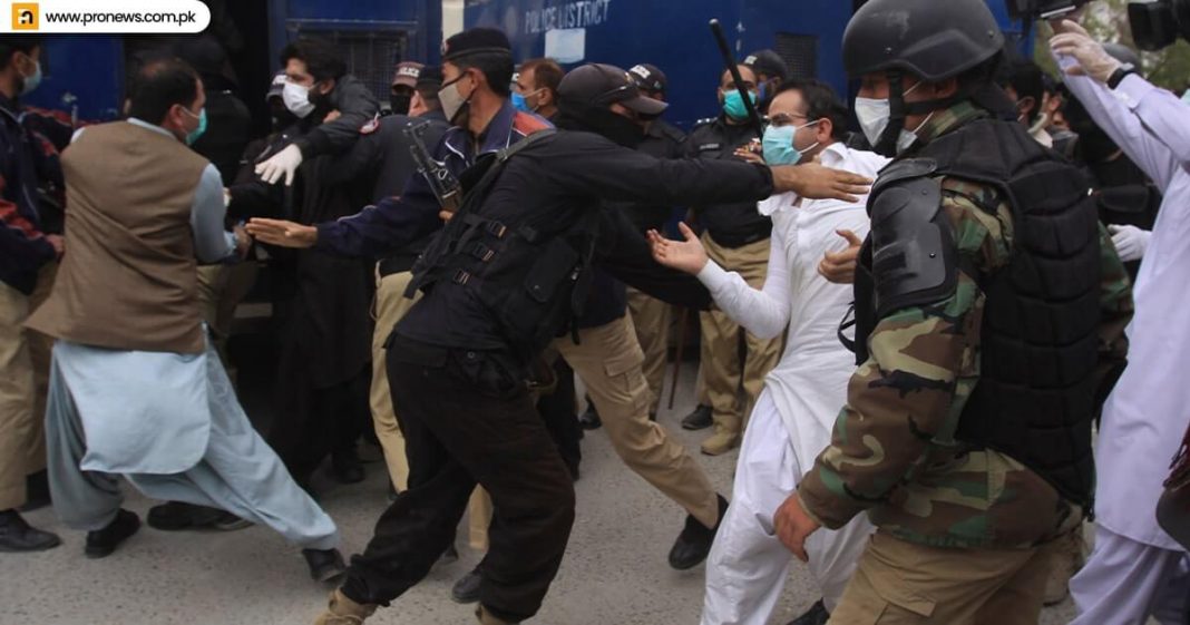 Karachi police abuse protesting healthcare providers, 25 'bound'